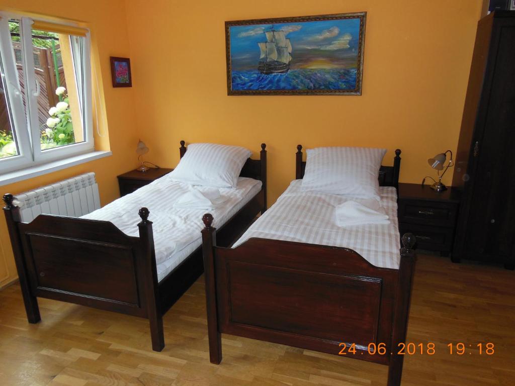 波兹南Midi的墙上画画的房间里设有两张单人床