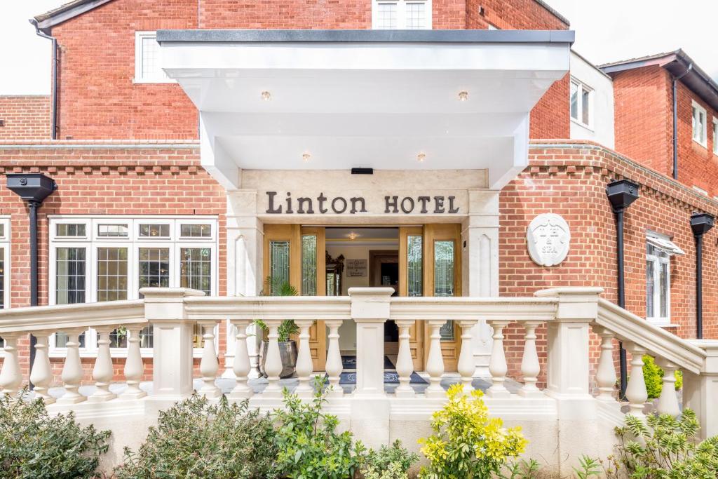 卢顿Linton Hotel Luton的从大楼前方可欣赏到林顿酒店的景色