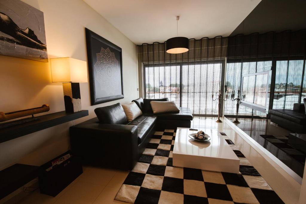 蓬塔德尔加达Lugar de Belém的客厅配有沙发和桌子