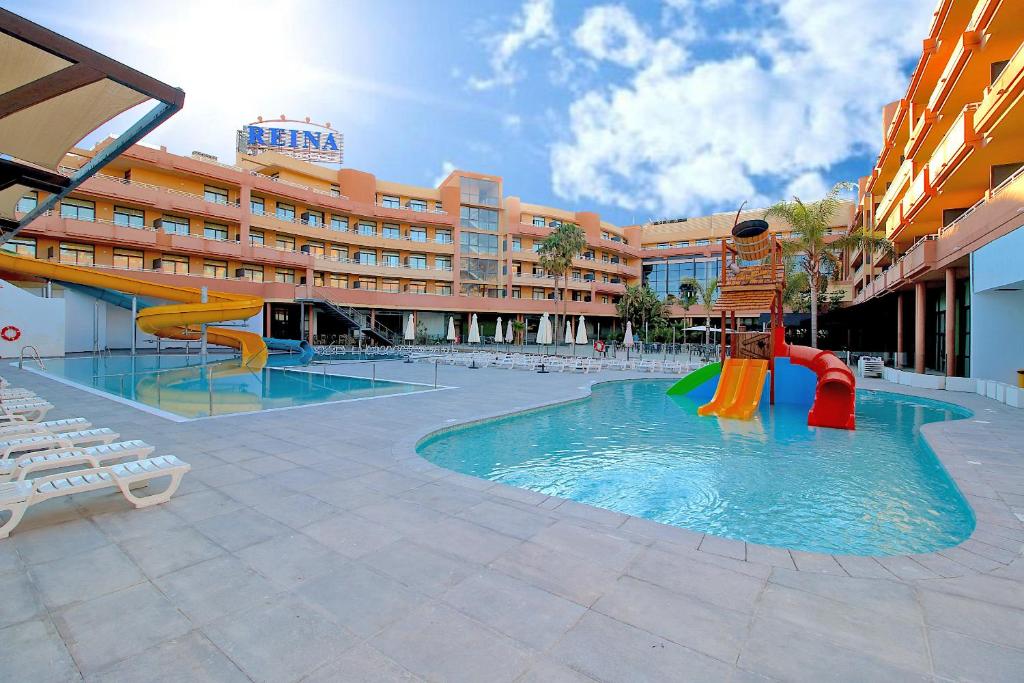 维拉Advise Hotels Reina的一座位于酒店中间的带滑梯的游泳池