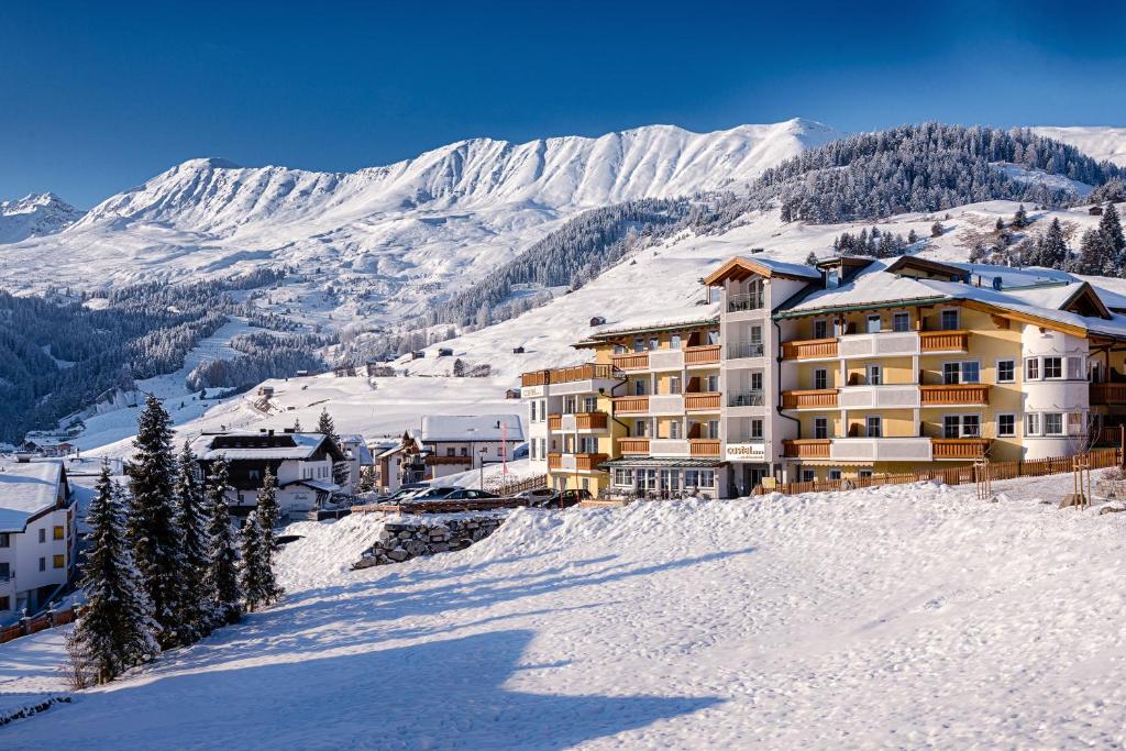 瑟弗浩斯Hotel Castel - pure Lebensfreude的雪覆盖着群山的酒店