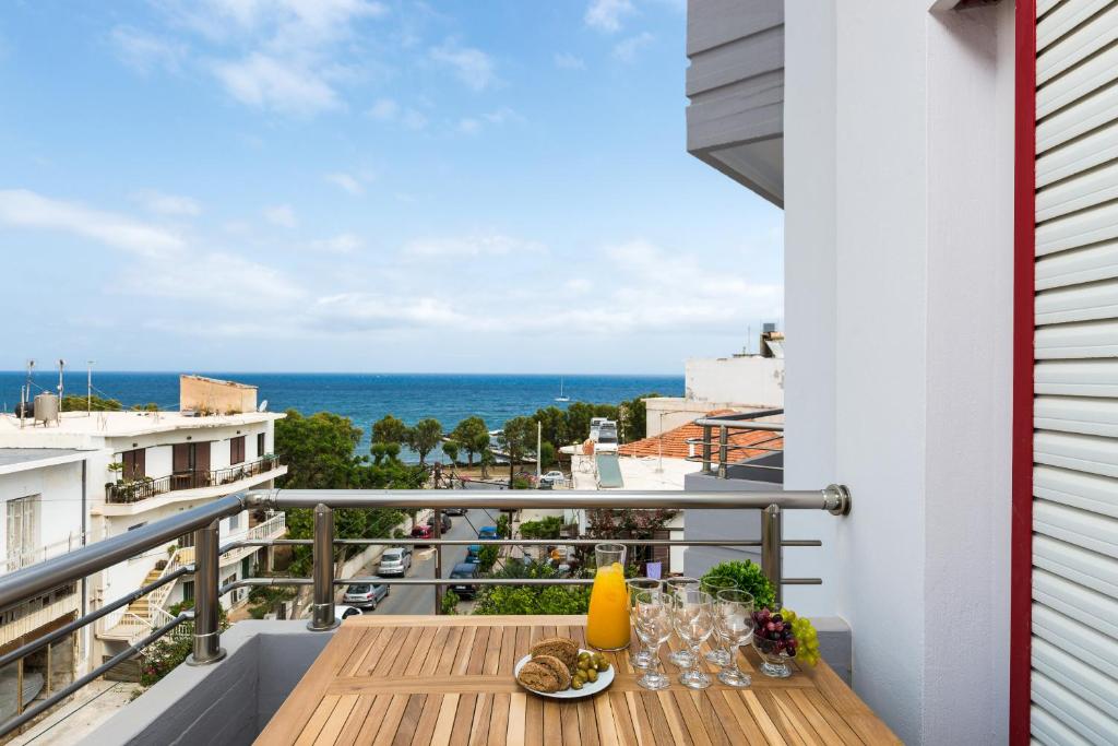 干尼亚La Vita Moderna的阳台设有一张桌子,享有海景。