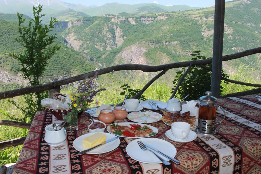 HalidzorOld Halidzor的山顶上带食物盘的桌子