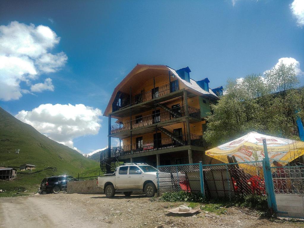 乌树故里Ushguli Panorama Guest House的停在大楼前的卡车