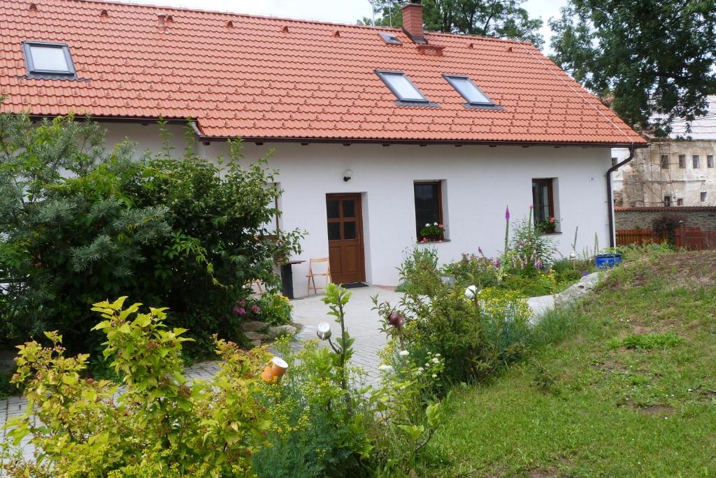 苏希采Ubytování u Zámku的一座白色的小房子,拥有橙色的屋顶