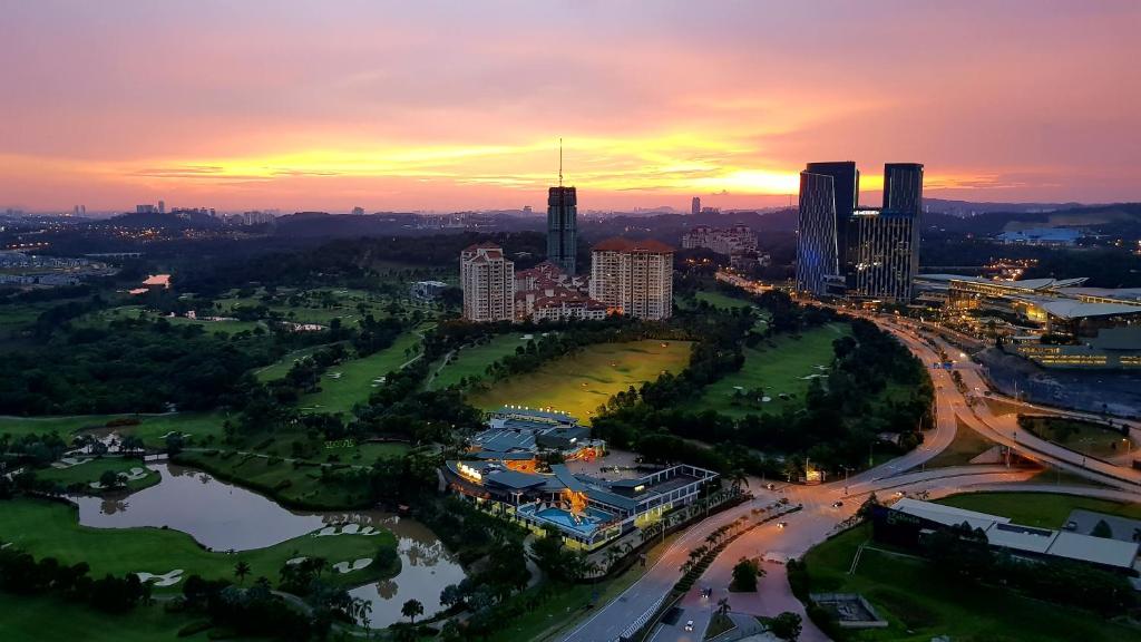 普特拉贾亚IOI Golf Suite的日落时分的城市空中景观
