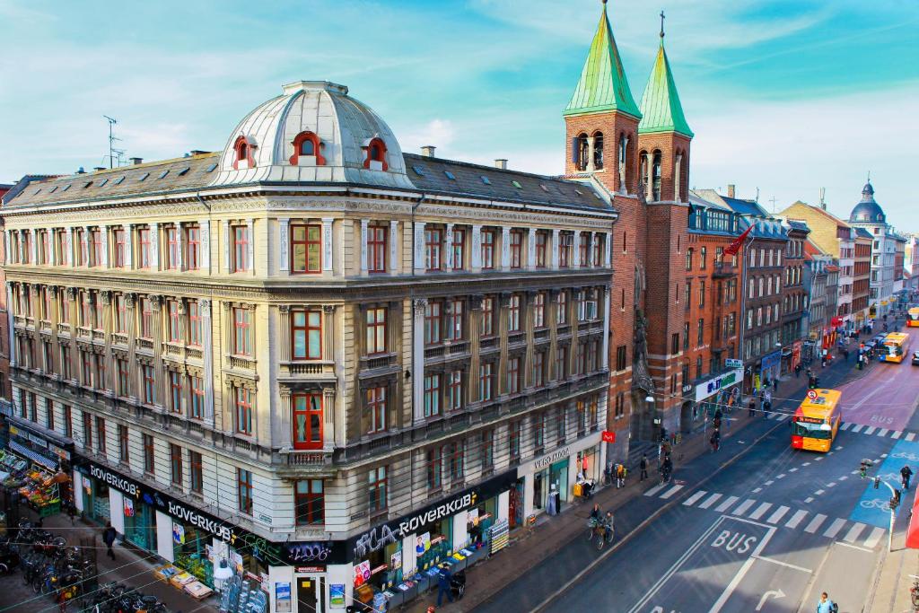 哥本哈根诺拉哥本哈根酒店的城市街道上建筑物的顶部景观