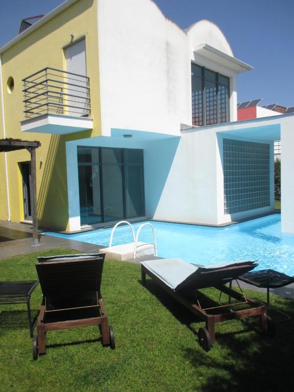 奎恩塔杜安乔Coin de paradis的一座带两把椅子的房子和一个游泳池