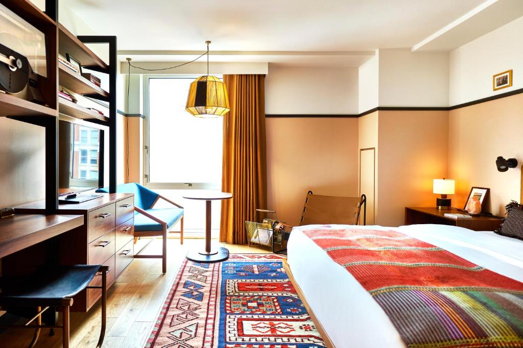 华盛顿哥伦比亚区伊顿酒店的配有一张床和一张书桌的酒店客房