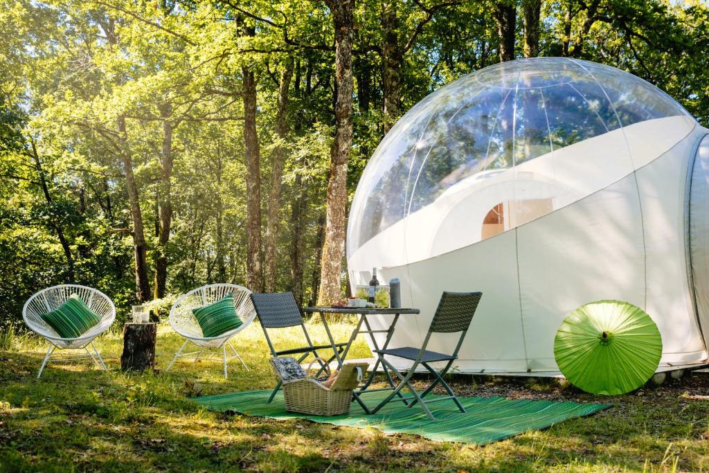 纳雅克Somn'en bulle的圆顶帐篷,配有椅子和桌子