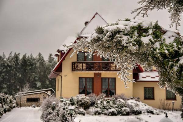 兹维日涅茨Kwatera Pod Bukowa Gora的前面的雪覆盖的房子