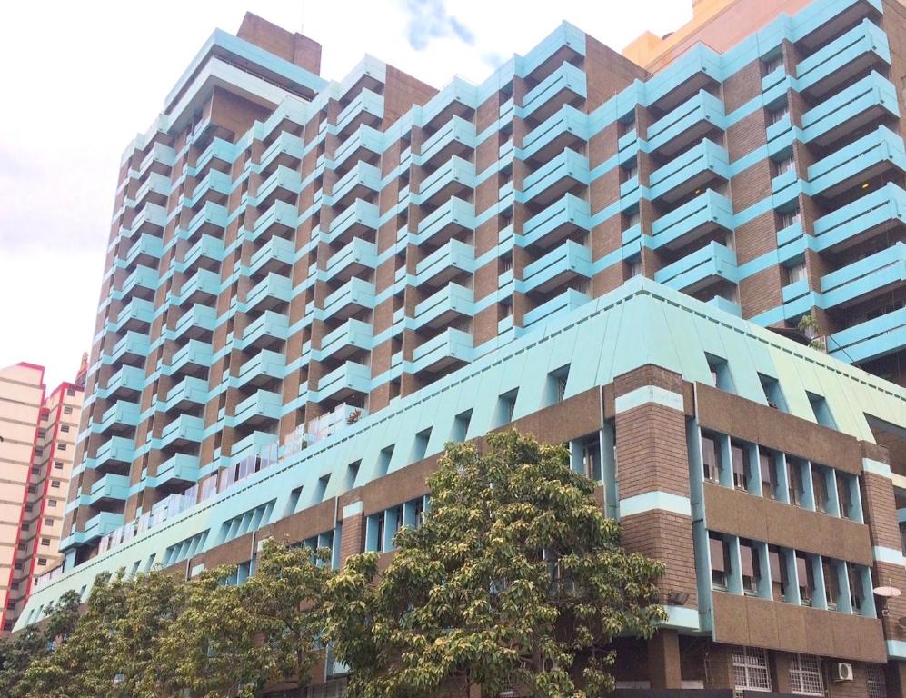 内罗毕Chester Hotel and Suites Nairobi, City Centre CBD的蓝色的大砖砌建筑