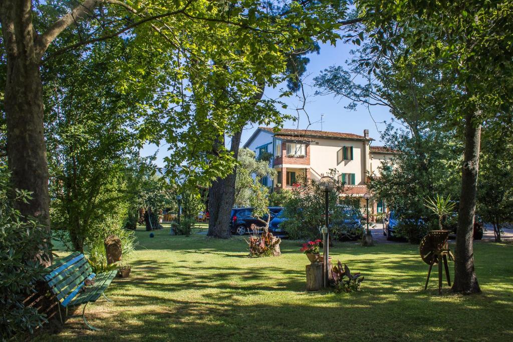 彼得拉桑塔达皮奥住宿加早餐旅馆的公园里有建筑,树木和长凳