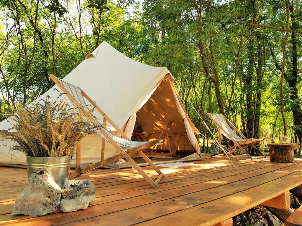 Foli罗宾逊自由豪华帐篷的木制甲板上的帐篷和椅子