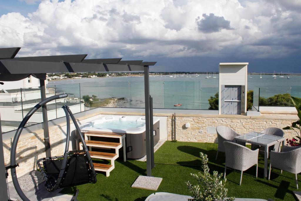 切萨雷奥港Hotel Royal - Beauty & Spa的一个带热水浴缸的海景庭院