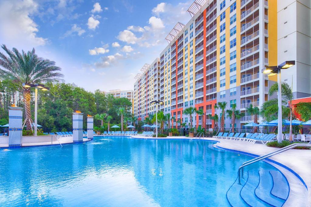 奥兰多百汇度假村酒店的一座大型游泳池,位于拥有建筑的度假胜地