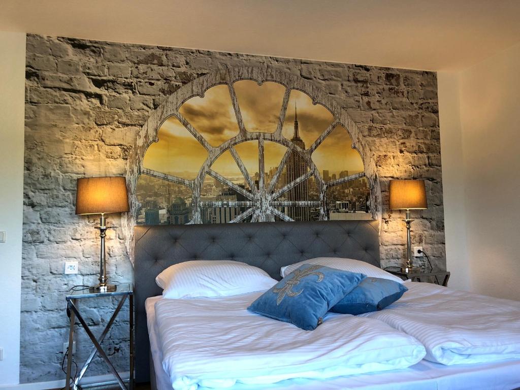 莫尔斯Wondervolles zuhause auf Zeit的一间卧室设有一张带石墙的大床