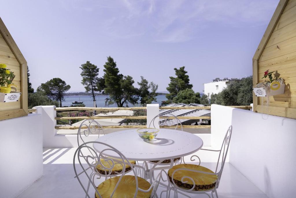 沃尔沃罗Casa di Greco的阳台上配有白色的桌椅