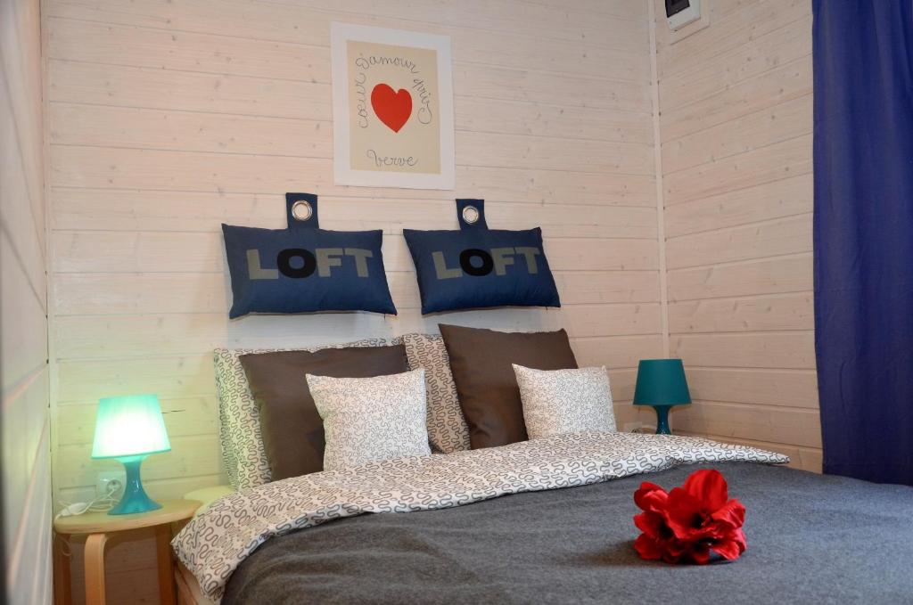 达布基Domki Baltyk的一间卧室配有一张带蓝色和白色枕头的床
