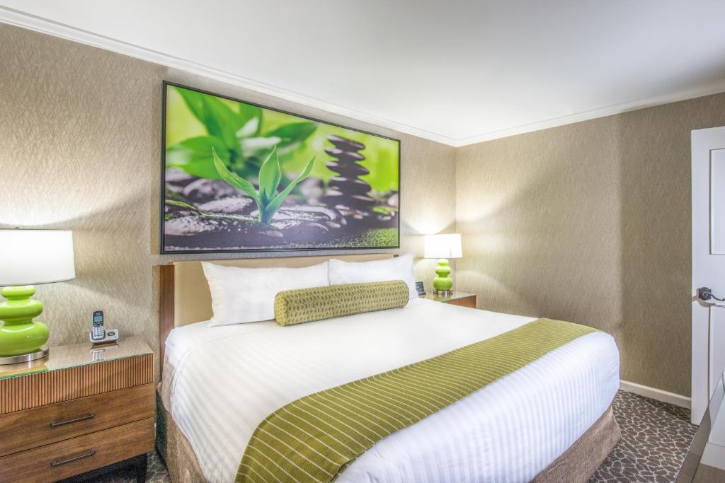 帕罗奥多威斯勒溪畔酒店的酒店客房设有一张大床和两盏灯。