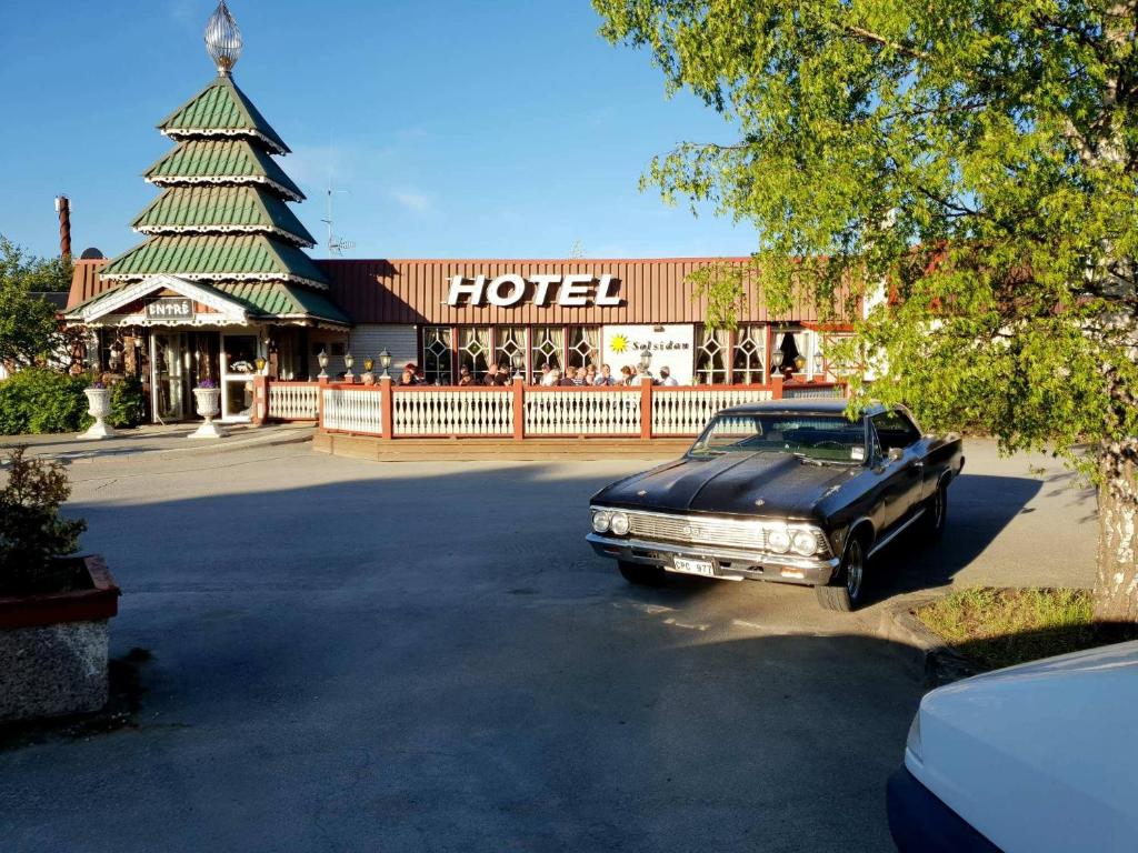 BräckeJämtkrogen Hotell的停在酒店前的旧车