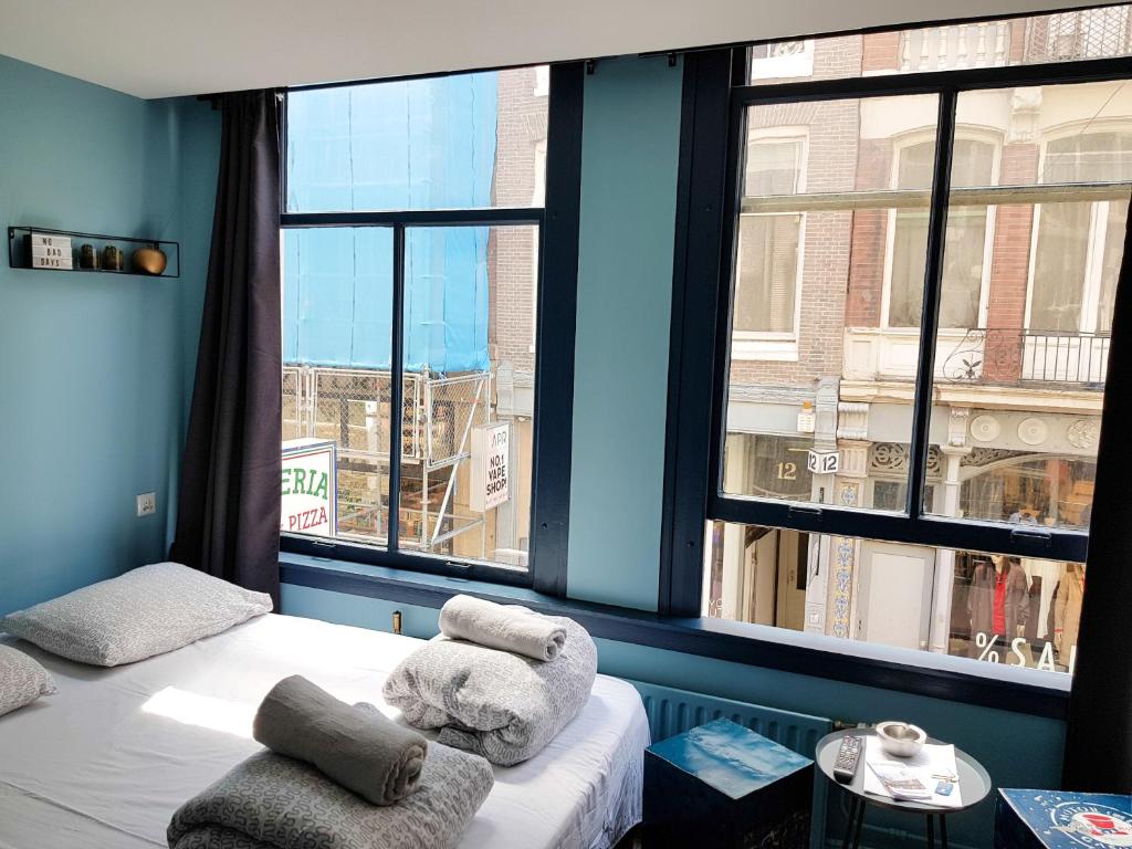 阿姆斯特丹都市氛围住宿加早餐旅馆的客房设有床和大窗户。