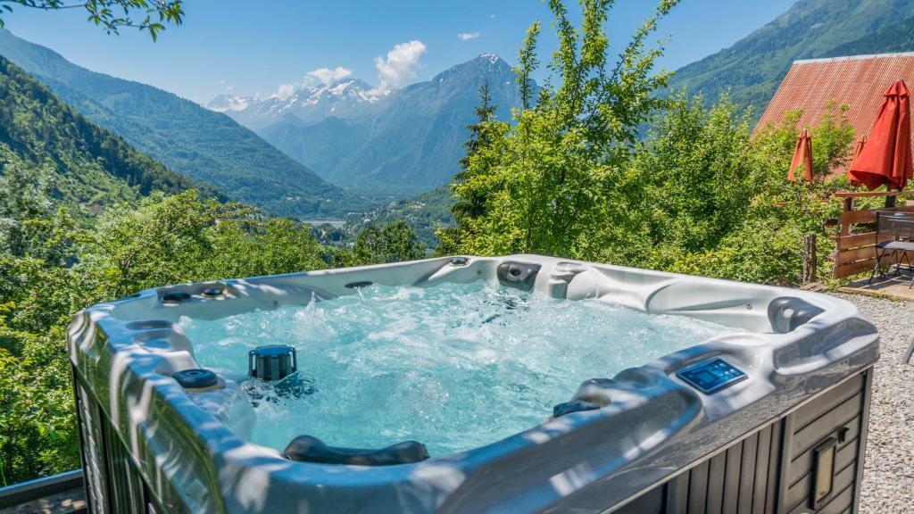 沃雅尼弥勒佛小屋酒店的山景热水浴池