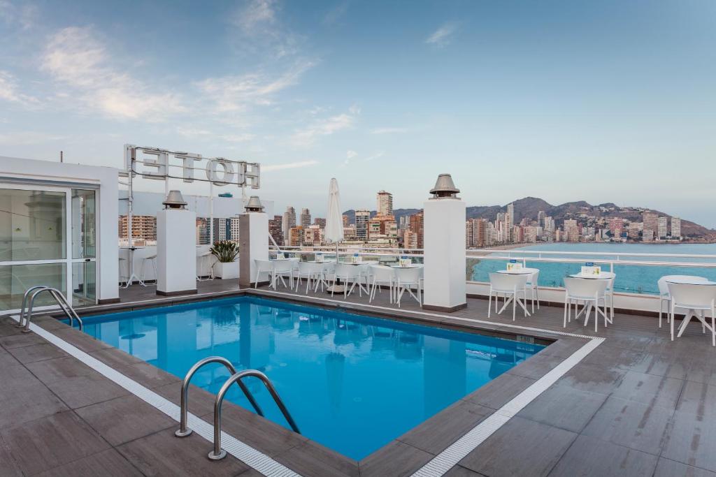 贝尼多姆森特罗玛尔酒店的一座建筑屋顶上的游泳池,享有美景