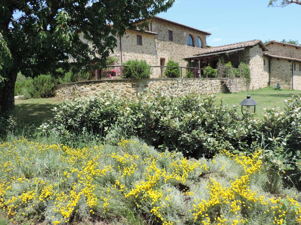 基乌斯迪诺Castellare的一座花园,在一座建筑前种有黄色花卉