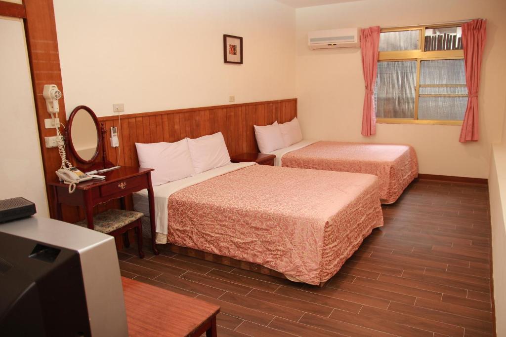 白河清秀旅社的酒店客房设有两张床和电视。