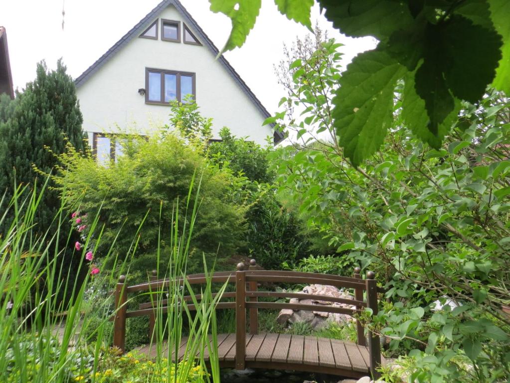 巴特利本施泰因Ferienwohnung "Waldblick"的房屋前带长凳的花园