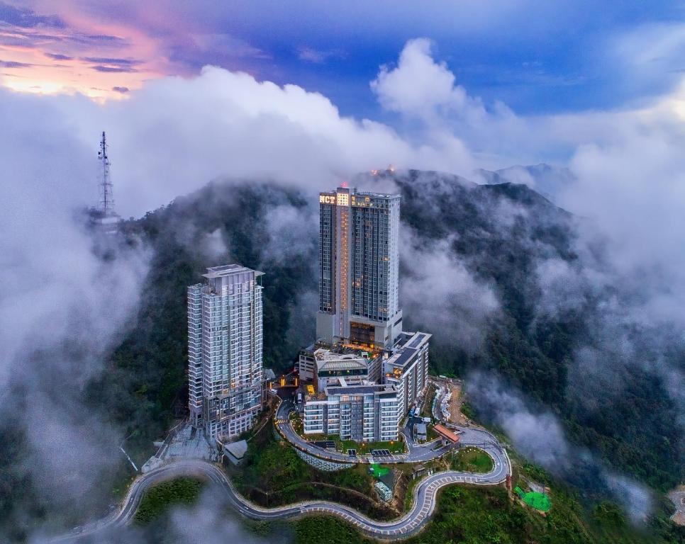 云顶高原至尊玖霄明阁大酒店的云中城市的空中景观