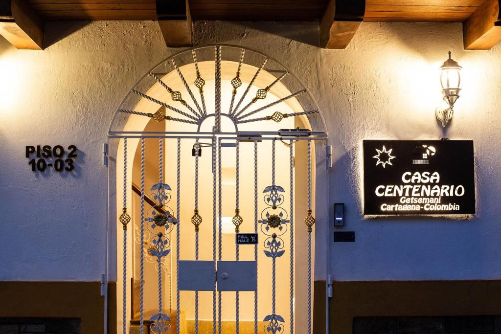 卡塔赫纳Casa Centenario的建筑物上带有标志的门
