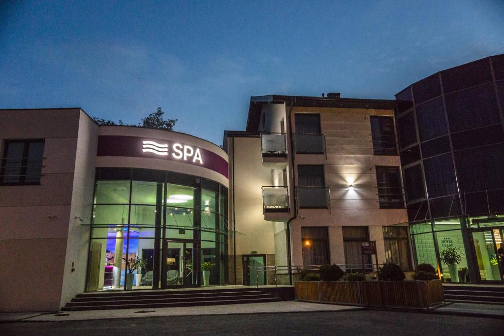 普瓦维Hotel Oskar Business & Spa的前面有萨拉标志的建筑