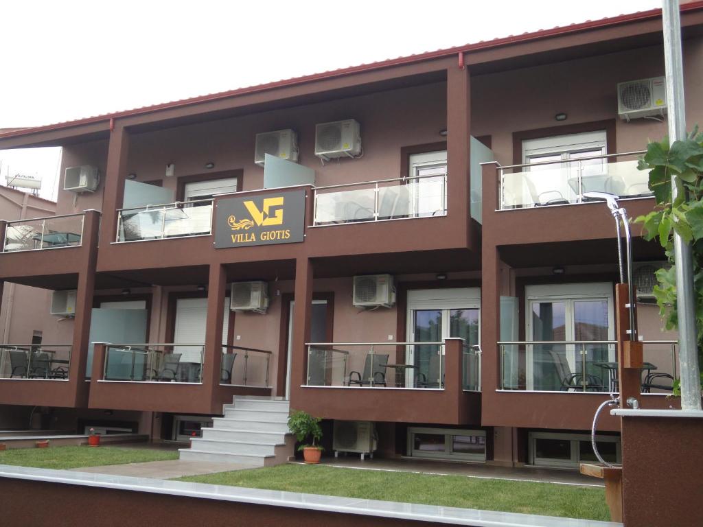 斯卡拉索提罗斯Villa Giotis的公寓大楼上标有xv酒店标志