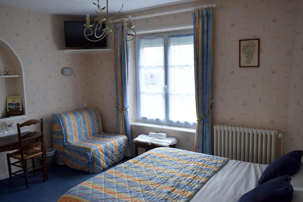 圣让莱托马Hotel Des Bains的卧室配有床、椅子和窗户。