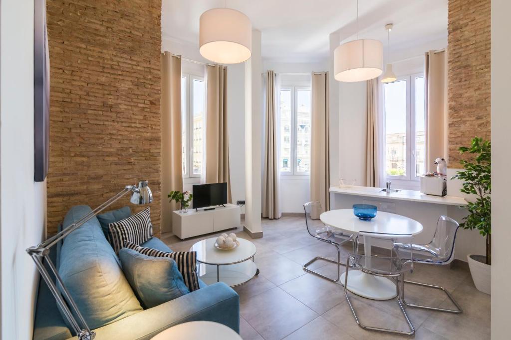 科尔多瓦腾迪拉斯公寓的客厅配有沙发和桌子