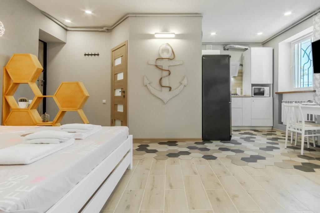 敖德萨VIP apartment Blue Whale的带两张床的房间和厨房