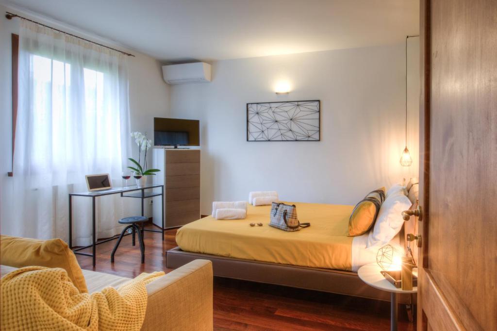 圣马力诺B&B Maison Il Melograno的一间卧室配有一张床和一张书桌