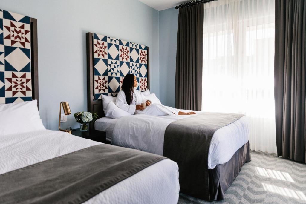 班夫蒙特皇家酒店的一名女士住在旅馆房间,房间带两张床