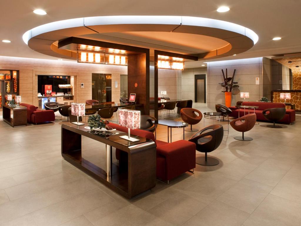 拉默齐亚泰尔默拉默齐亚酒店的大楼内一个带沙发和椅子的大堂