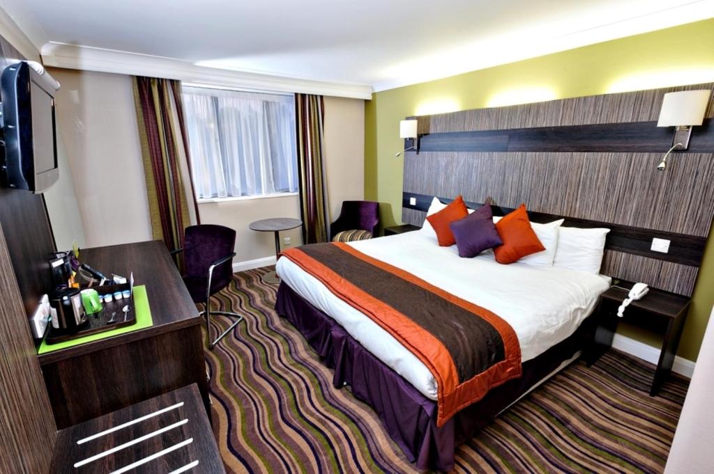 拉夫堡力推连接酒店的酒店客房,配有床和电视