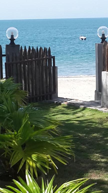 里奥阿托Bed & Breakfast T.T的海滩上的围栏,水中有一条船