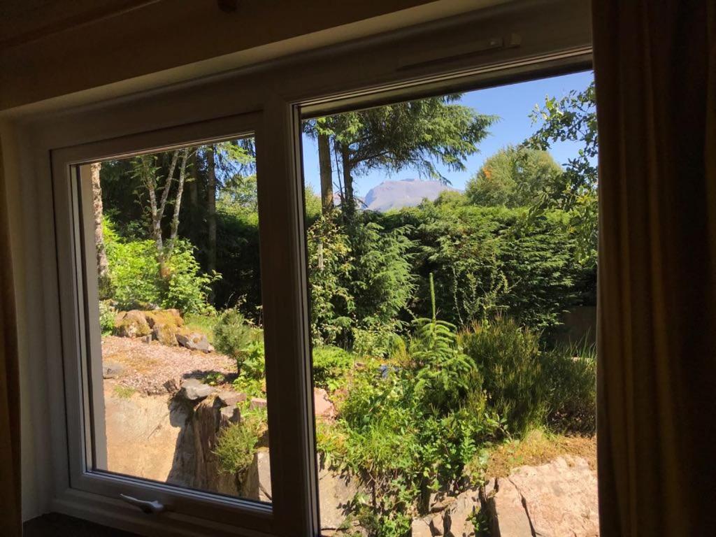 威廉堡TOM BEAG - Ben Nevis view ROOMS的窗户享有外面的花园的景致。