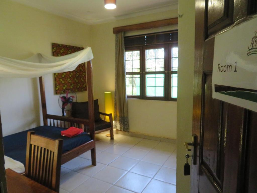 金贾Bikeventures House Uganda的带一张床和窗户的卧室