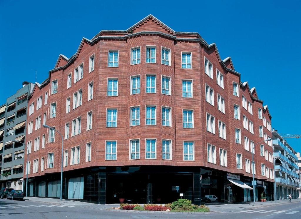 马塔罗马塔罗奎它URH酒店的城市街道上一座大型红砖建筑