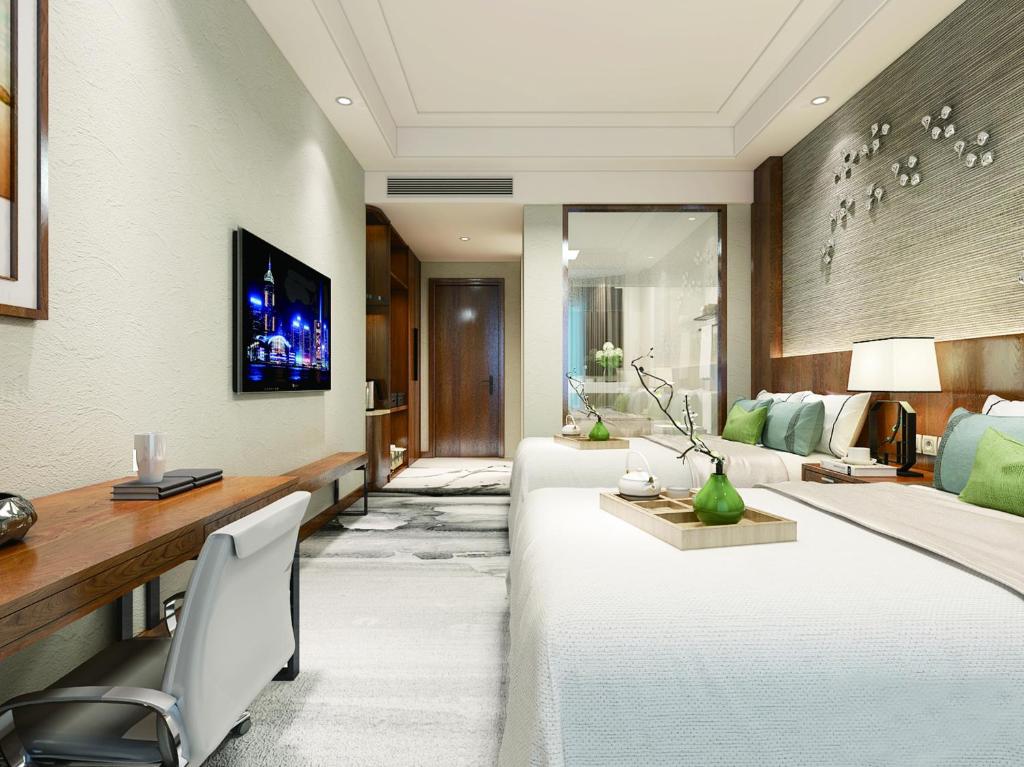 敦煌敦煌福华国际大酒店的客厅配有2张白色的床和书桌