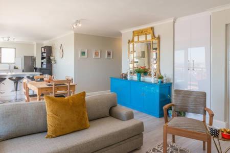 开普敦Madison Views of Table Bay的带沙发的客厅和用餐室