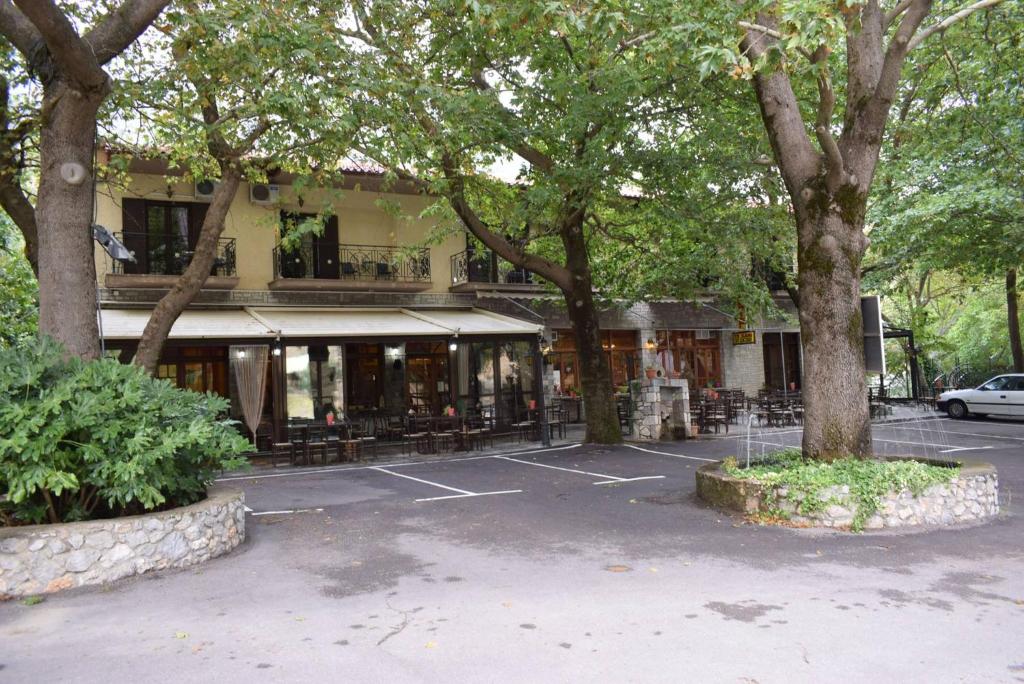 阿拉霍瓦哈尼泽美诺酒店的一座树木繁茂的建筑前的停车场