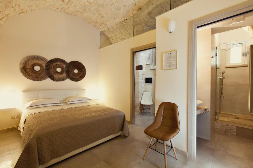 孔韦尔萨诺Dimora a Corte的一间卧室配有一张床和一把椅子